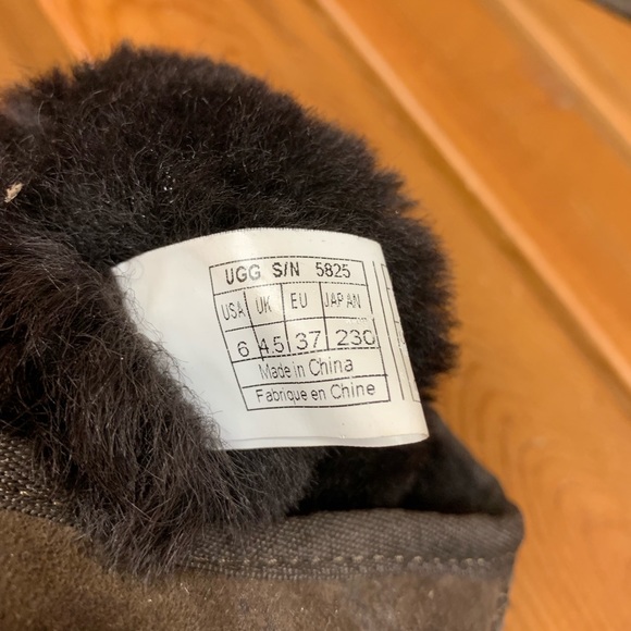 UGG Classic Short Sheepskin Brown Leather Boots - Picture 7 of 8